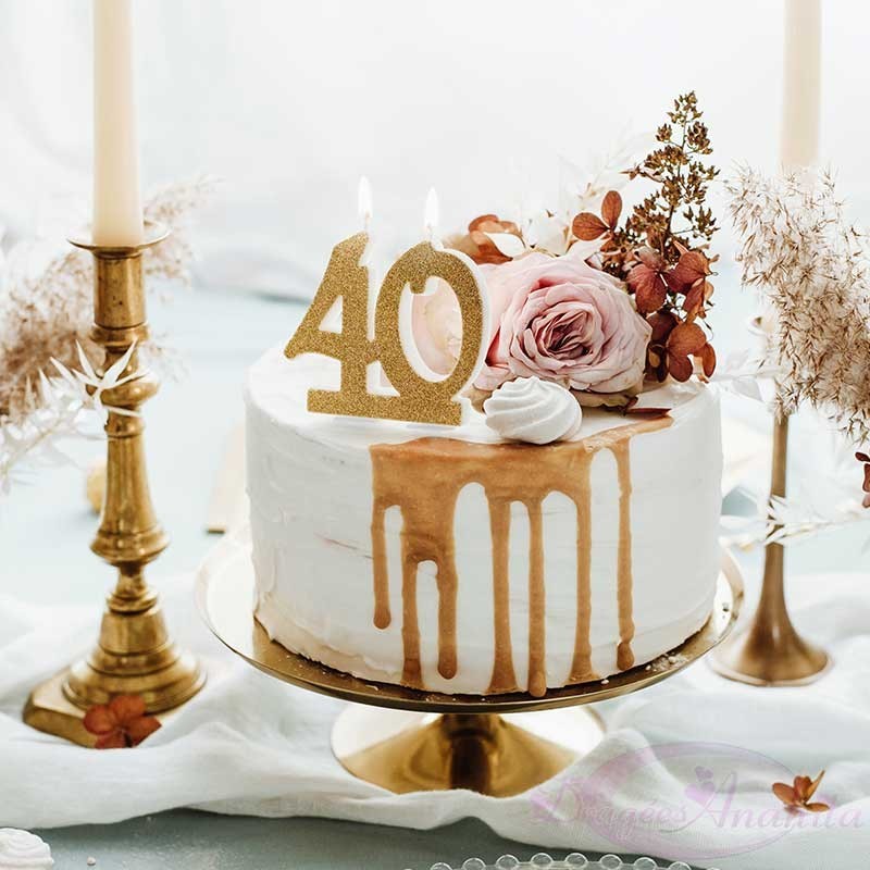 Gâteau D'anniversaire 40 Ans, Avec Des Bougies Et Des Paillettes Banque  D'Images et Photos Libres De Droits. Image 3596910